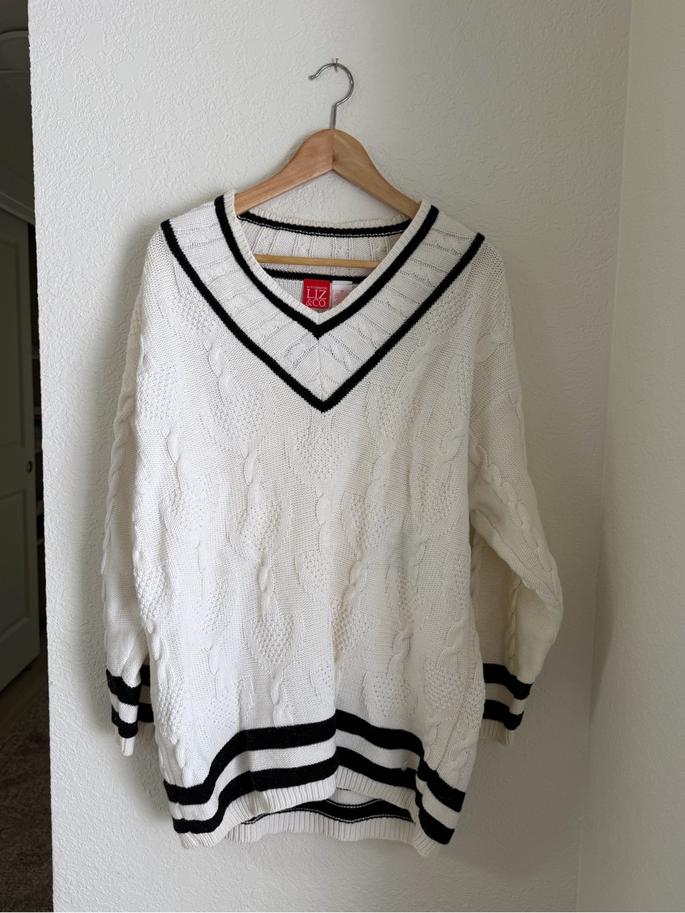Vintage Liz Claiborne Cream Cable Knit V‑Neck Sweater with Black Stripe